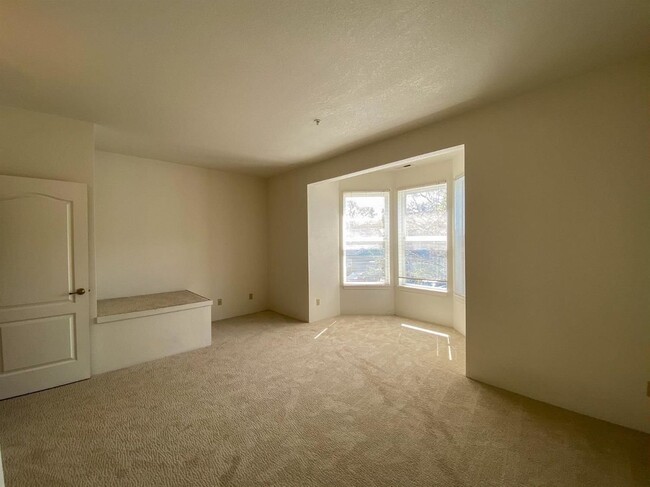 Building Photo - Bright and charming two bedroom townhome i...