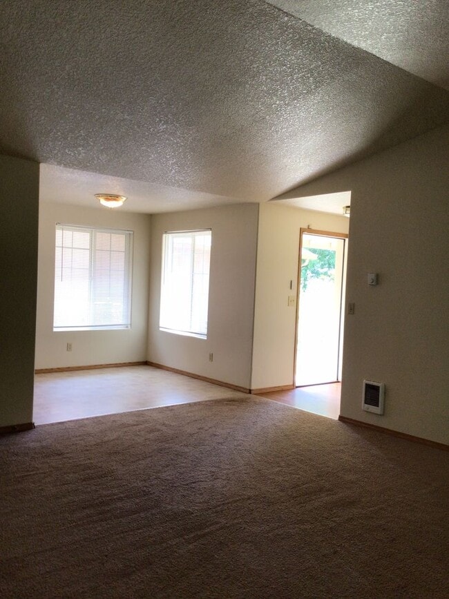 Building Photo - 3BD Home in Rose Village Neighborhood - Cl...