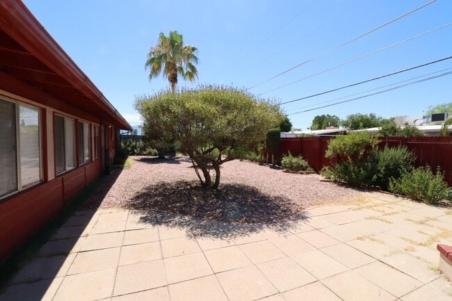 Building Photo - 3 Bedroom 2 Bathroom