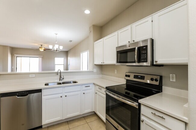 Building Photo - 82 6th Ave W