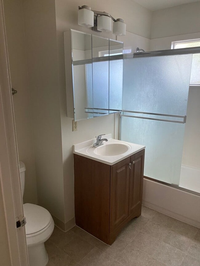 Building Photo - 3 Bedroom 2 Bath Home Close to Downtown and Shopping