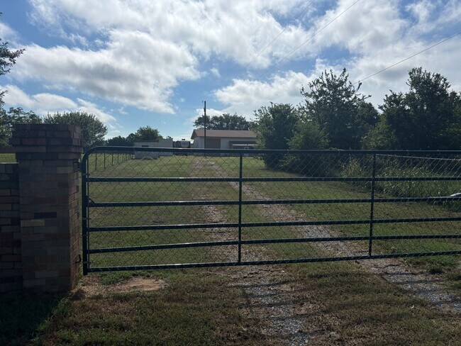 Building Photo - 1/1 Barndominium on One Gated Acre in Rura...