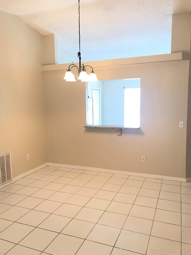 Building Photo - **COMING SOON**  3/2/2  Conveniently Located