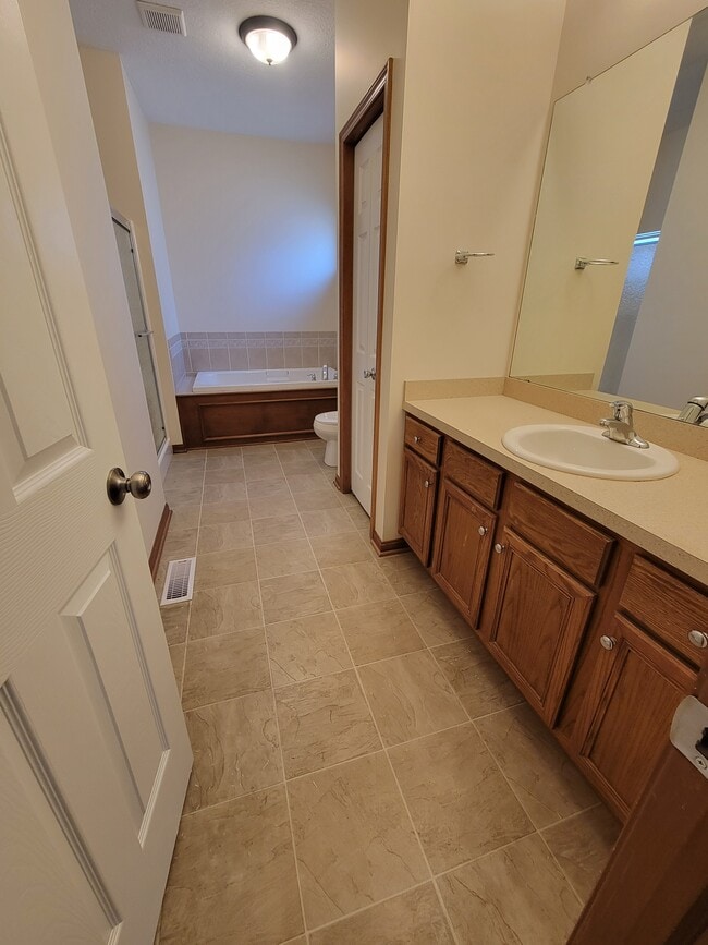 Building Photo - 6585 Grosse Dr