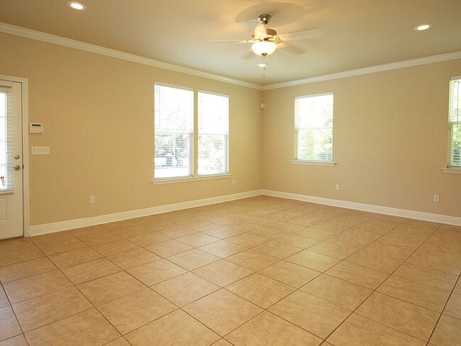 Building Photo - SINGLE BEDROOM & BATHROOM AVAILABLE in a 4x4 house $425/mo