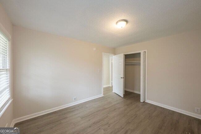 Building Photo - 2058 River Rd