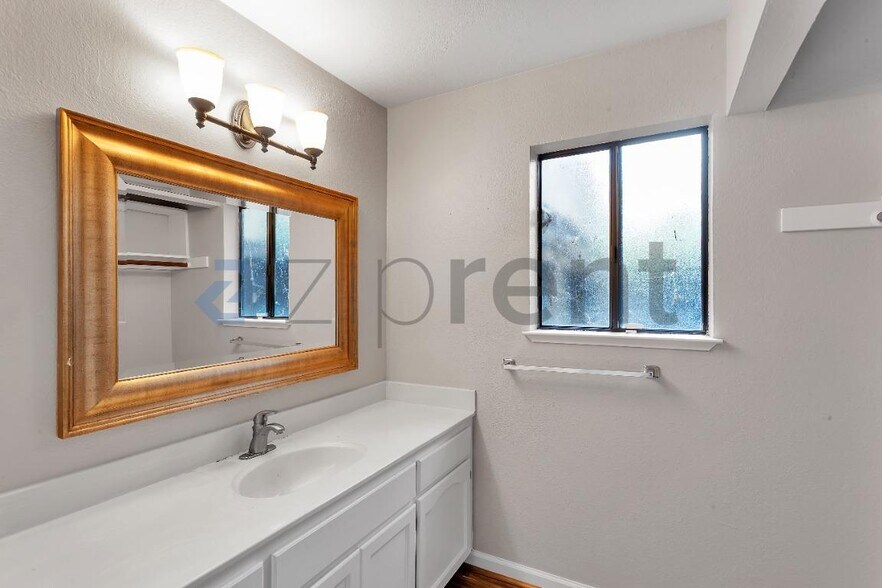 Building Photo - Unit 25