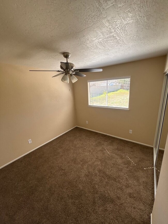 Building Photo - DESIRABLE MESA LOCATION