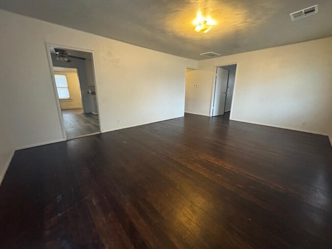 Building Photo - 410 E Maple St