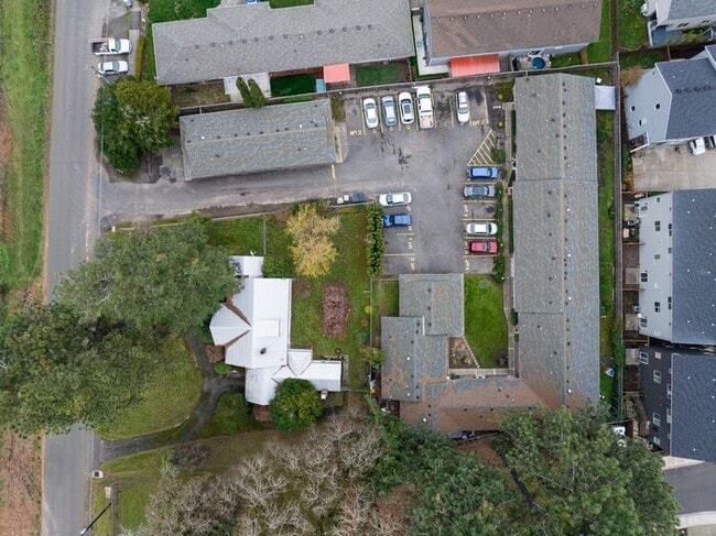 Building Photo - Recently upgraded 3 Bedroom! Washer/Dryer in unit!, Great Location! $500.00 Deposit OAC*!!