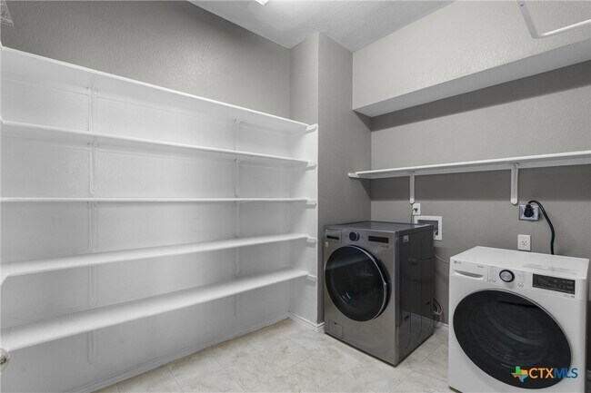 Building Photo - 2012 Huxley Ln