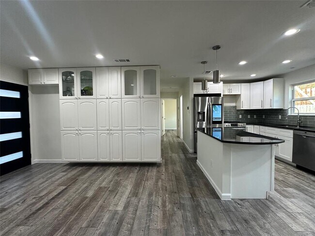 Building Photo - 908 Plateau Cir