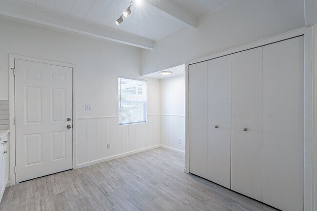 Building Photo - Updated townhome near Central Phx/Biltmore!