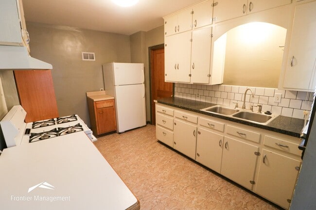 Building Photo - Awesome 3 bedroom 1 bathroom home located close to Aggieville and Campus!