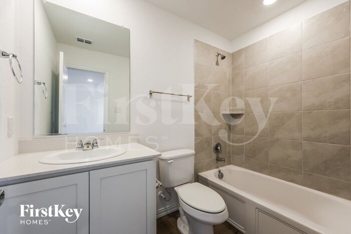 Building Photo - 2548 Northcote Dr