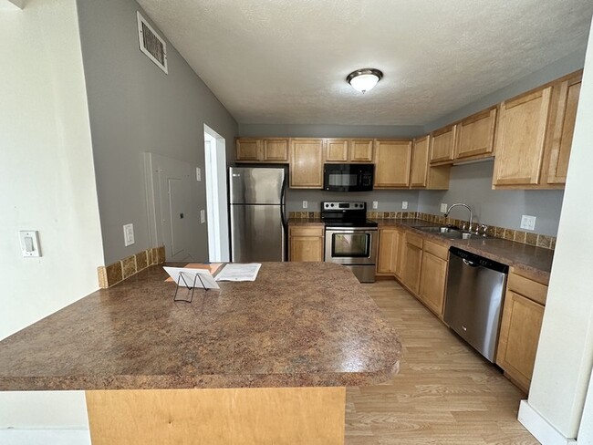 Building Photo - Villas of Cascade 2 Bedroom Condo Upper Unit