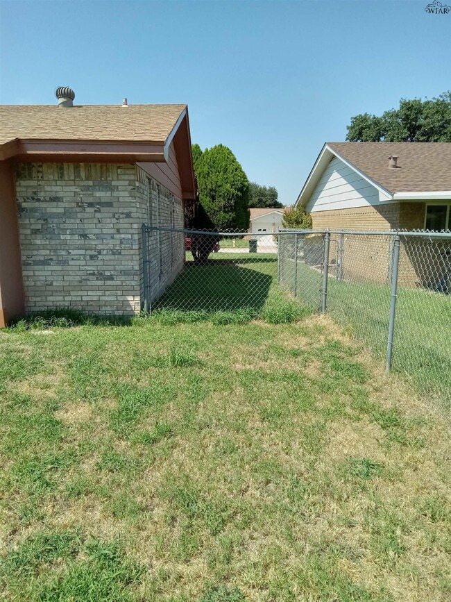 Building Photo - 2313 Randolph Dr