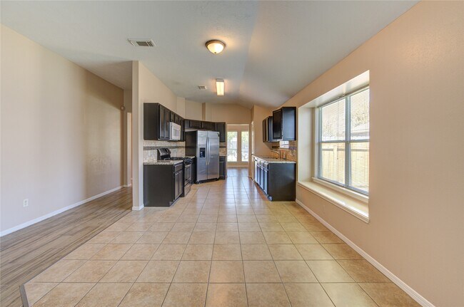 Building Photo - 5349 Pinewood Terrace