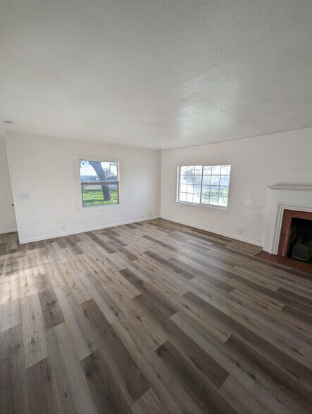 Living room 1 - 11200 CA-99