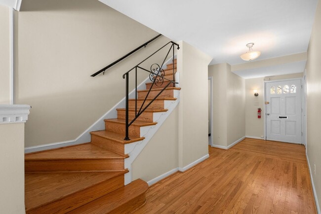 Building Photo - 4 Bedroom 3.5 Bathroom - Van Ness/Tenleytown Semi Detached Home - Attached 1 Car Garage