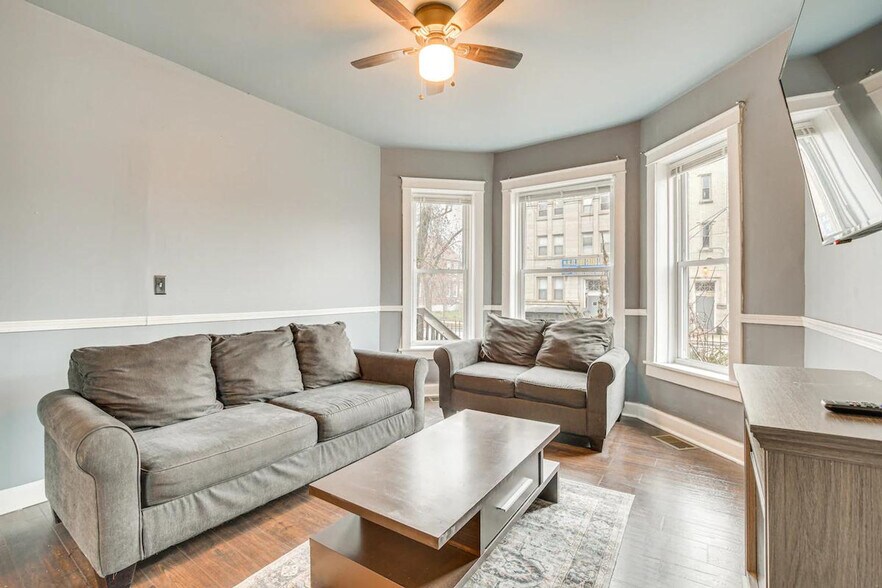 Primary Photo - 7442 S Ingleside Ave