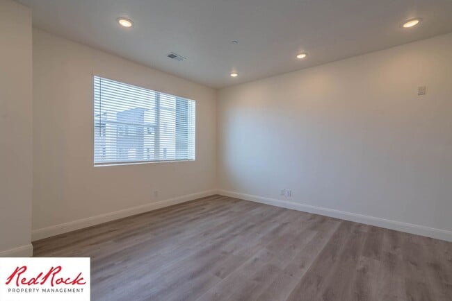 Building Photo - Spacious 3 Bedroom Unit in Desert Color With Pool & Lagoon Access