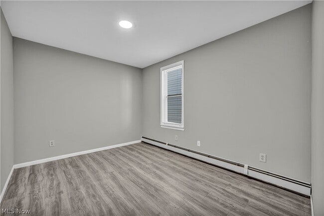 Building Photo - 3010 Daisy Ave