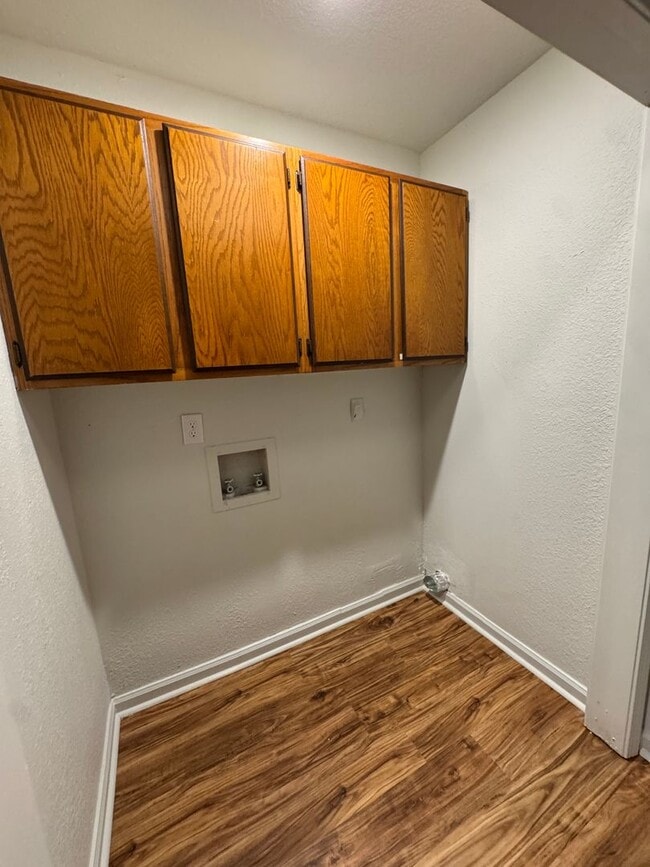 Building Photo - REMODELED 2 BED / 1 Bath Apartment in Truman.  READY NOW!