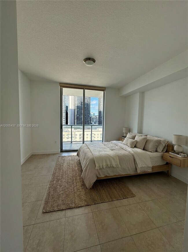 Building Photo - 1111 SW 1st Ave