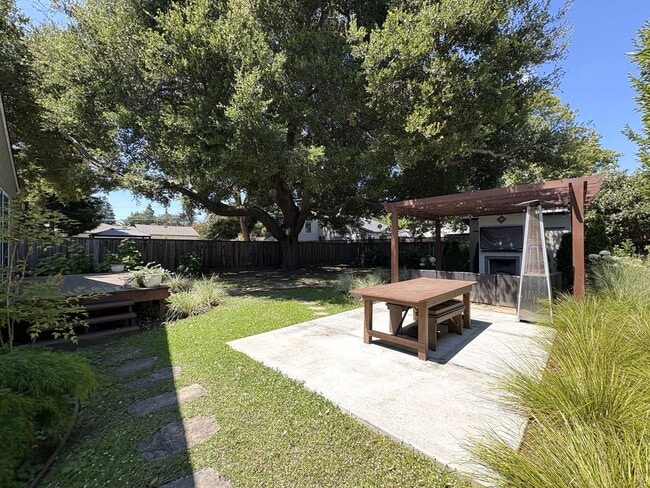 Building Photo - Beautiful 4BD/2BA Menlo Park Home with Lar...