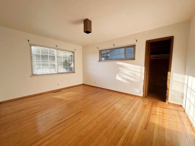Building Photo - Spacious 5-Bed Single Level Glenmoor Home
