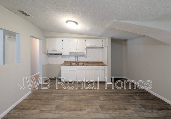 Building Photo - 7762 Lake Park Dr