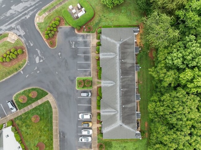 Building Photo - Your Perfect Townhome Is Here!