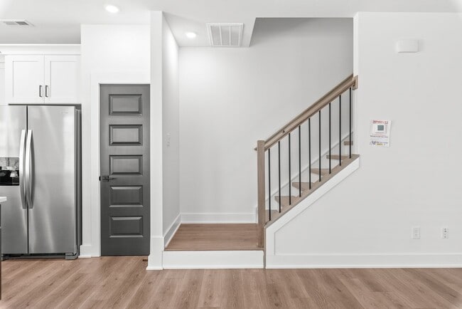 Building Photo - Move-in Ready Modern Townhome!!