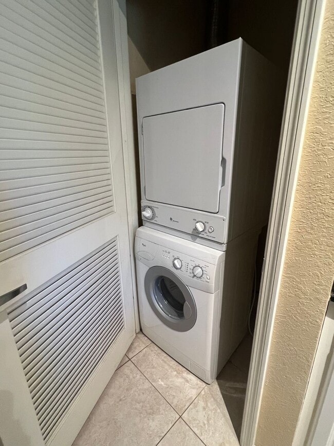 Building Photo - 2/2 Condo in the Gated Community of Villa ...