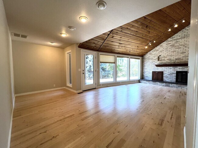 Building Photo - Fantastic 4 bed 3 bath home in the Highlan...