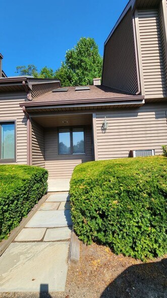 Primary Photo - 30 Twin Oaks