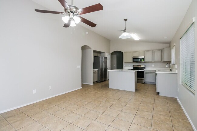 Building Photo - 1161 E Lakeview Dr