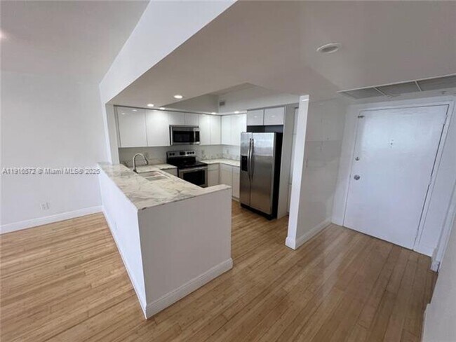 Building Photo - 5600 Collins Ave