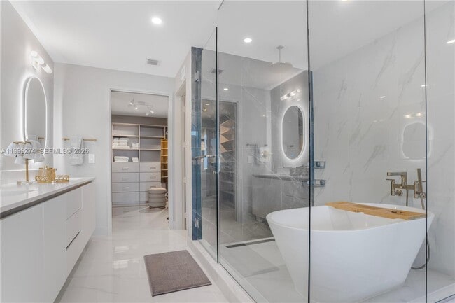 Building Photo - 700 NE 24th St