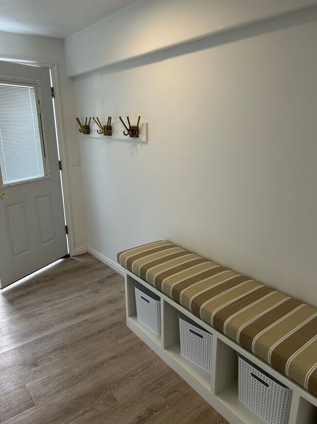 Building Photo - Don't miss out on this gorgeous and spacious basement apartment. It will go fast!!