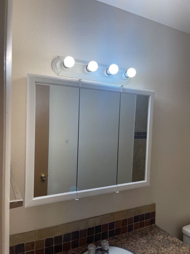 Building Photo - 2 Bed 1 Bath Duplex