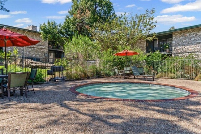 Building Photo - 1304 Mariposa Dr