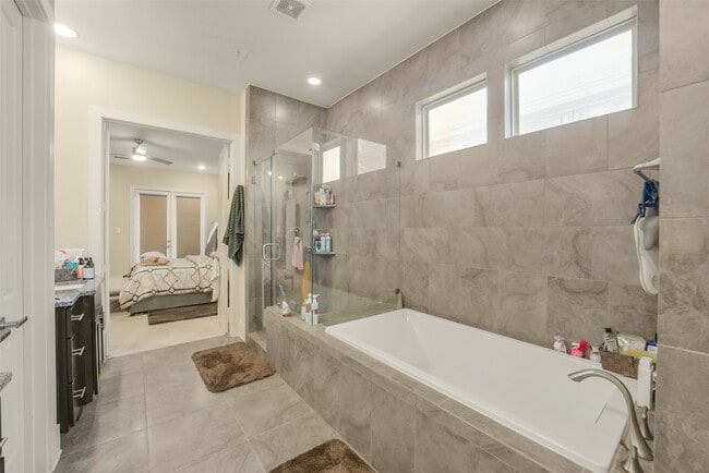 Building Photo - 5425 Hidalgo St