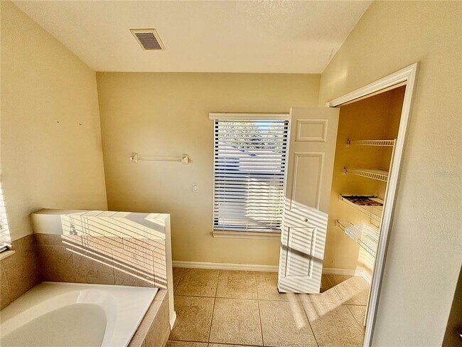 Building Photo - 2117 Lili Petal Ct