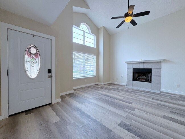 Building Photo - East El Paso Split Tri-Level 3 bed/2 bath Refrig A/C with bonus loft!
