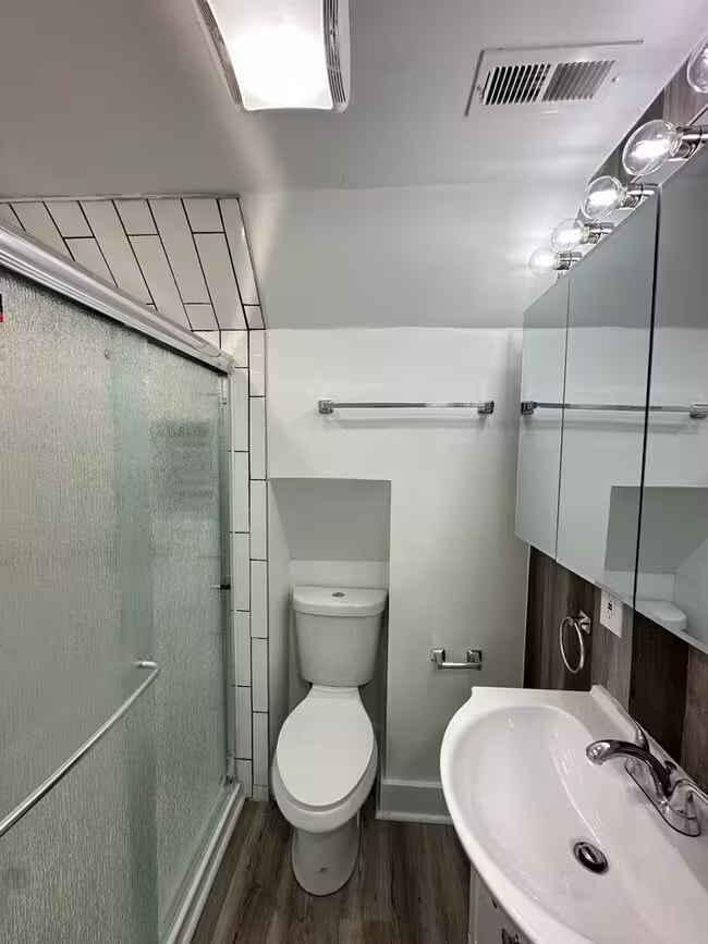 Building Photo - 3370 Parkview Ave