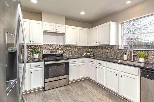 Building Photo - 245 Lake Estates Dr