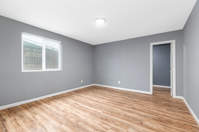 Building Photo - * LOW SECURITY DEPOSIT * Recently Renovate...