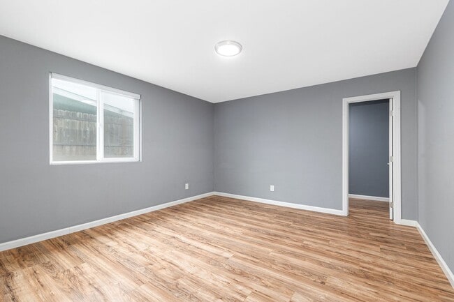 Building Photo - Recently Renovated 2 Bedroom Home with All...